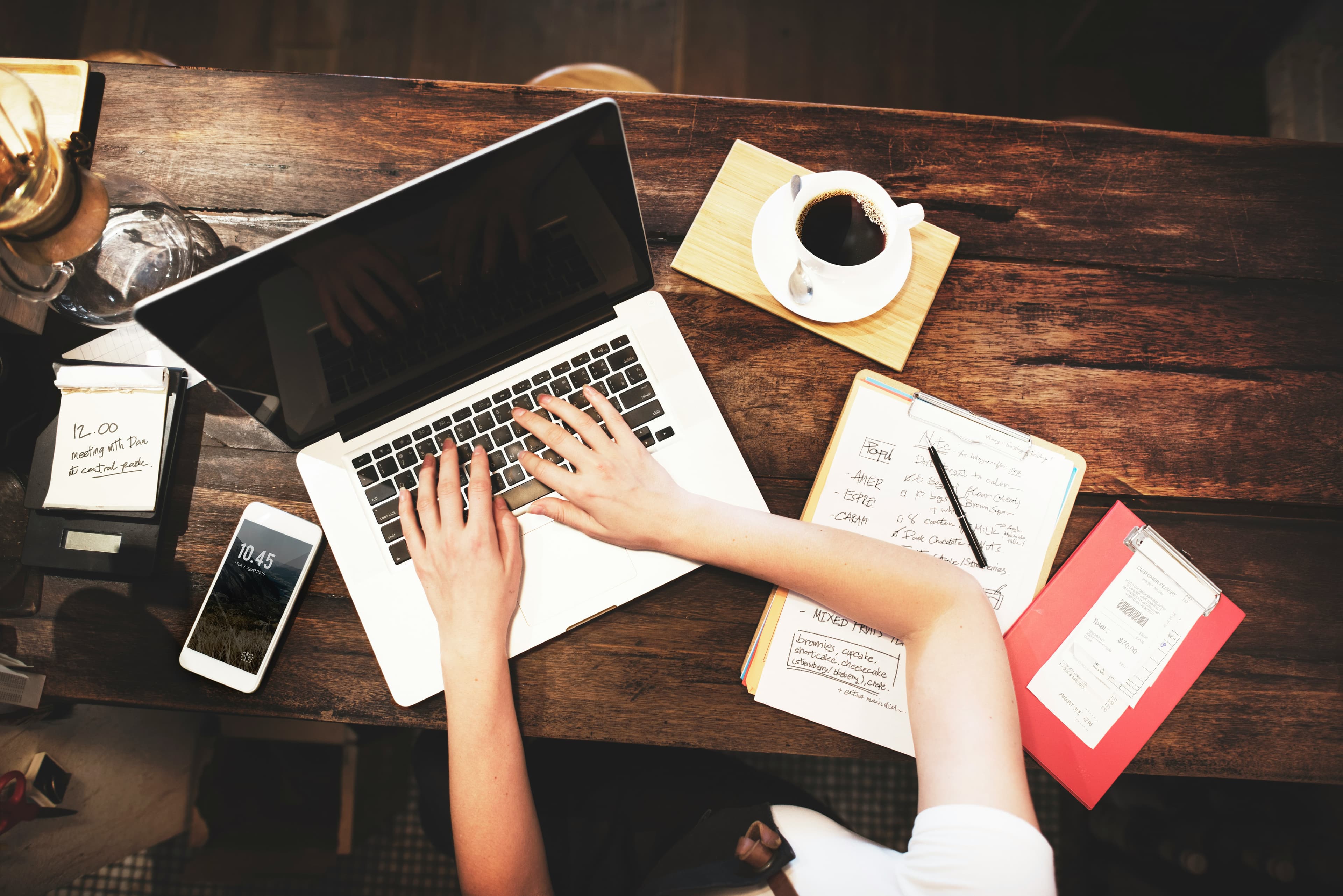 A working desk with laptop and notebook, the rhythm of online tutoring